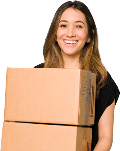 cajas-de-cartón Mujer sonriente sosteniendo dos cajas de cartón listas para envío