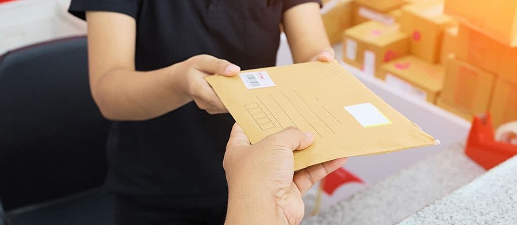 ¿Cuál es la mejor manera de enviar documentos por paquetería?