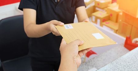 ¿Cuál es la mejor manera de enviar documentos por paquetería?