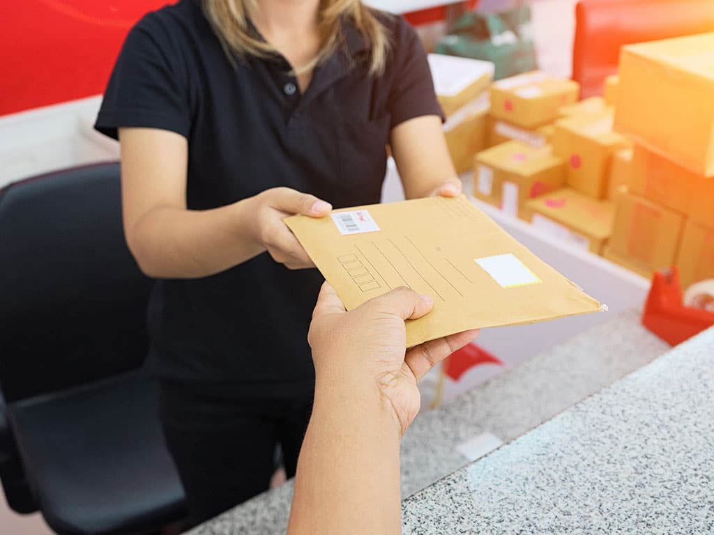 ¿Cuál es la mejor manera de enviar documentos por paquetería?